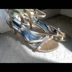 Elegant sandal with crystals on the front. Abut 2” high Us 6.5/7 Eur 37